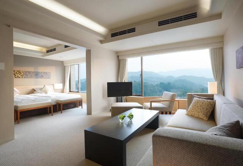 جناح مطلّ علي الجبل, Toba  International