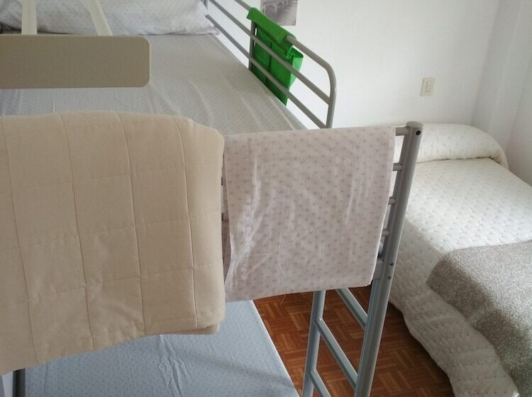 Standard 3 Bett Zimmer Geteiltes Bad, Casa Do Marabillas Hostel