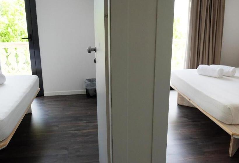 Четырехместный Номер Стандарт с Балконом, Hostal Bon Sol