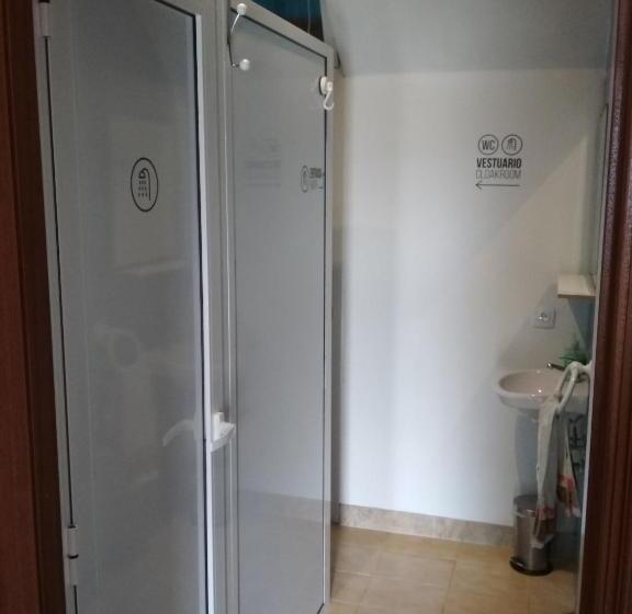 Dreibettzimmer Standard Badezimmer außerhalb des Zimmers, Casa Do Marabillas Hostel