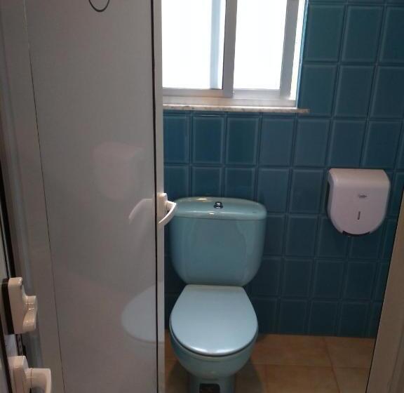 Dreibettzimmer Standard Badezimmer außerhalb des Zimmers, Casa Do Marabillas Hostel