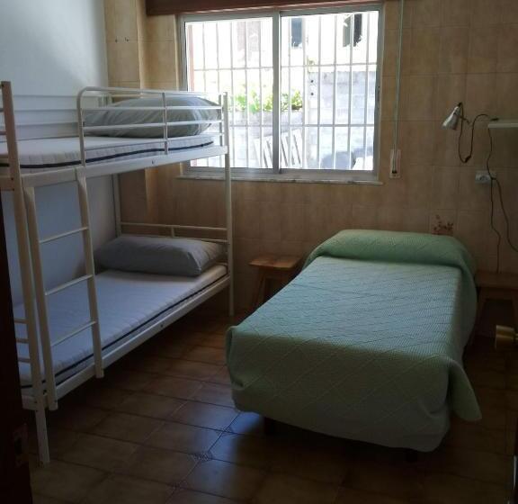 Стандартный внешний трехместный номер с ванной комнатой, Casa Do Marabillas Hostel