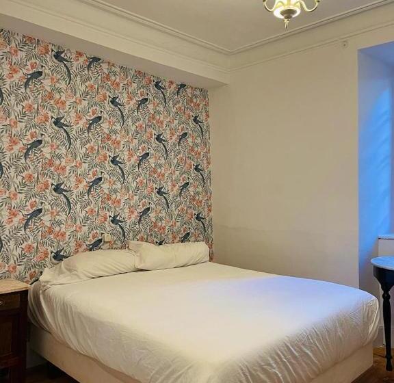 اتاق استاندارد سه تخته با سرویس بهداشتی مشترک, Hostel Baqueira Refugi Rosta Pyrenmuseu