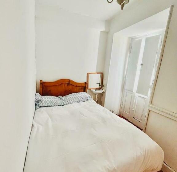 اتاق استاندارد با سرویس بهداشتی مشترک, Hostel Baqueira Refugi Rosta Pyrenmuseu