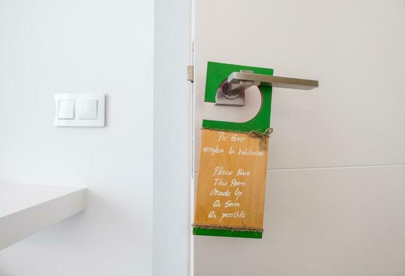 غرفة قياسية مزوَّدة بتراس, Abril 37