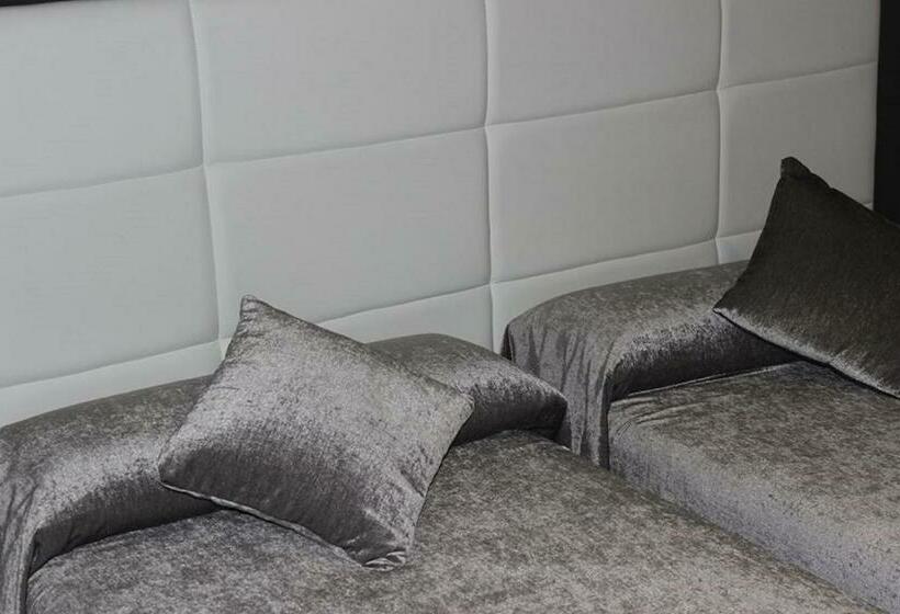 غرفة قياسية, El Salt