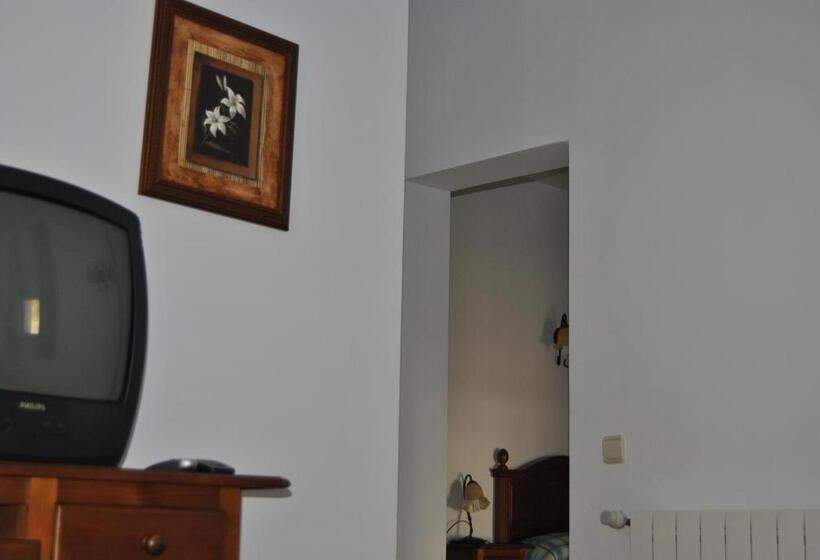 جناح جونيور, Hostal Rural Amador