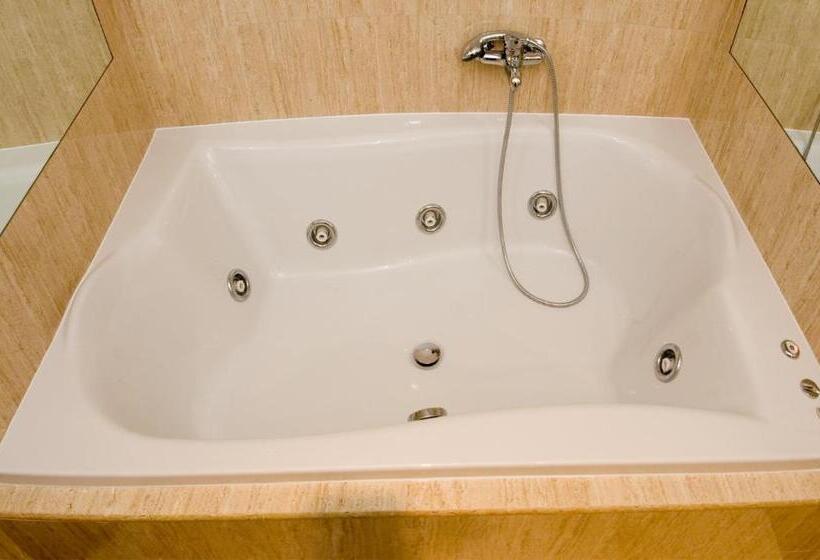 סוויטת ג'וניור עם מסג'ר מים, Los Girasoles