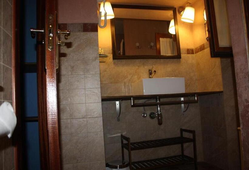 이코노미 룸, Mesón Del Gallo