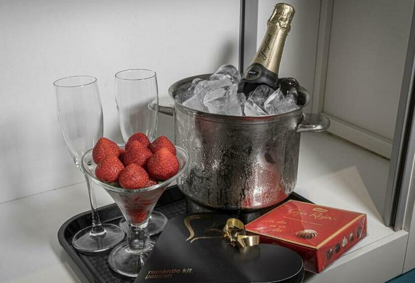 高级大房间, Shhh