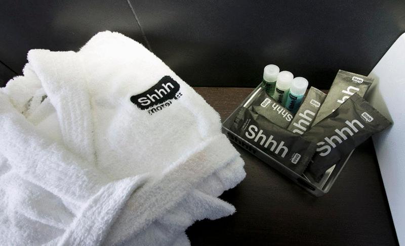 高级大房间, Shhh