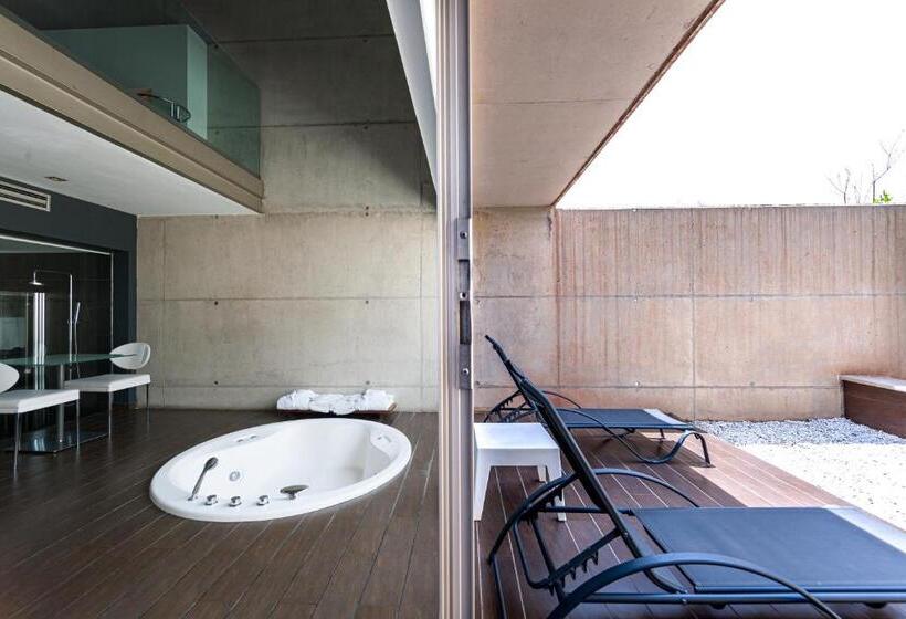 高级大房间, Shhh