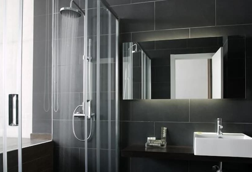 高级大房间, Shhh