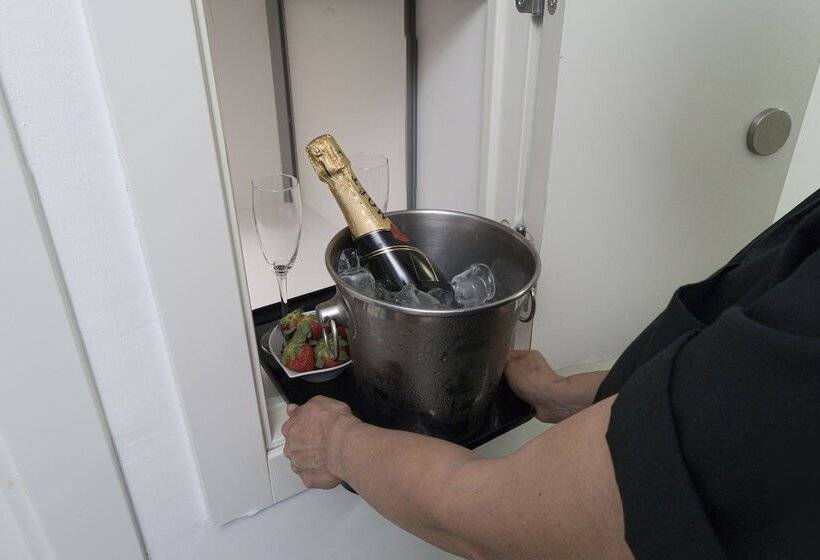 高级大房间, Shhh