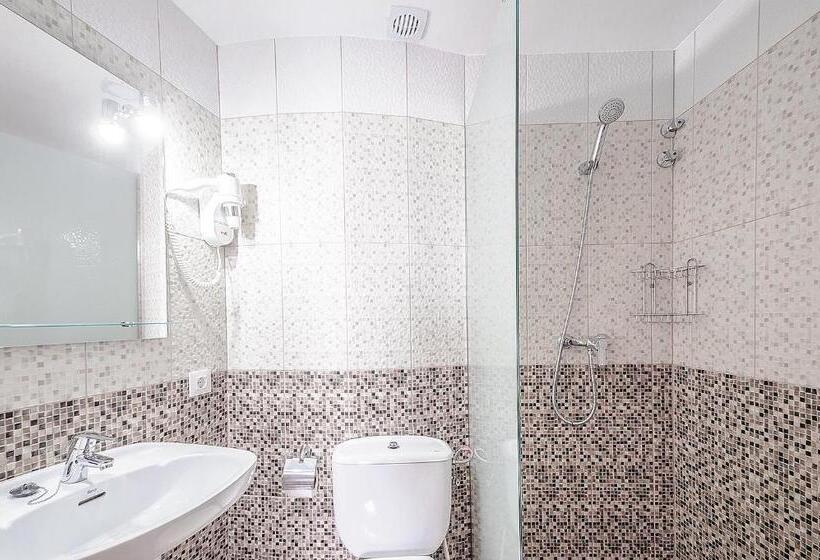 이코노미 룸, Silvia