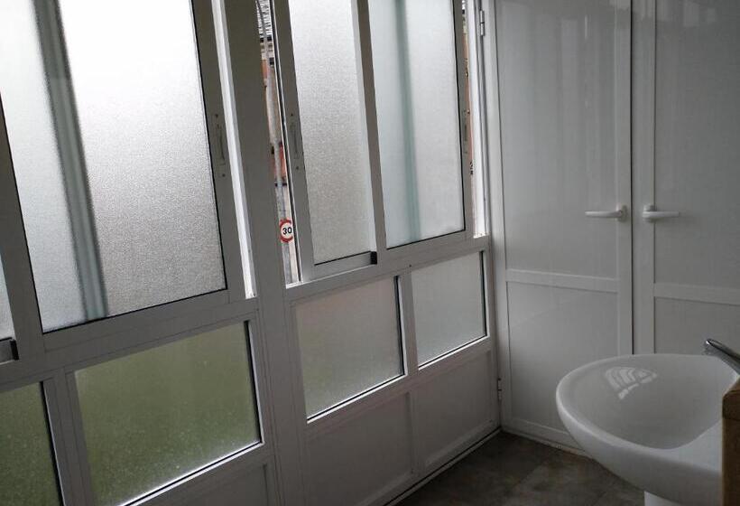 سرير فى غرفة مشتركه, Pension Albergue Don Alvaro