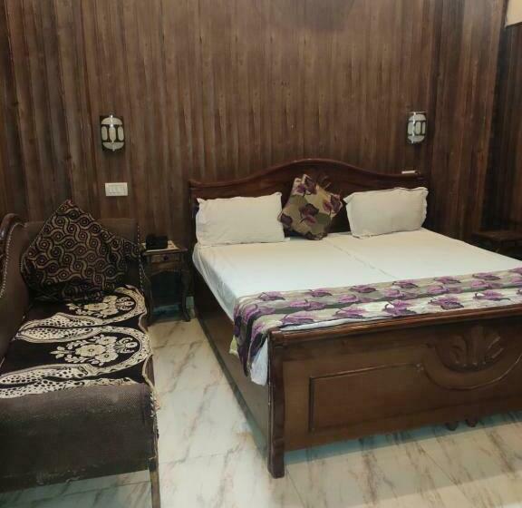 اتاق لوکس, Golden Woods