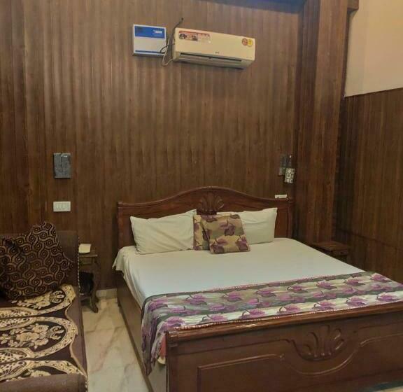 اتاق لوکس, Golden Woods