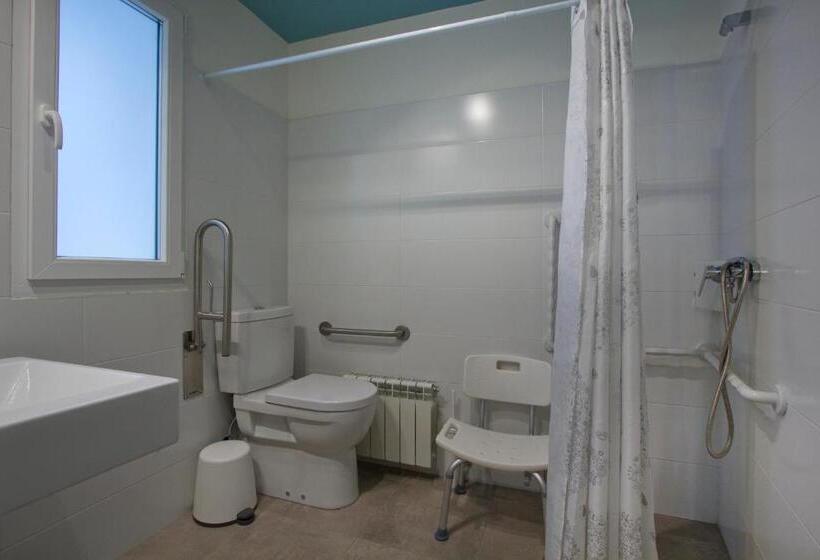 Economy Triple Room, Jacobeo