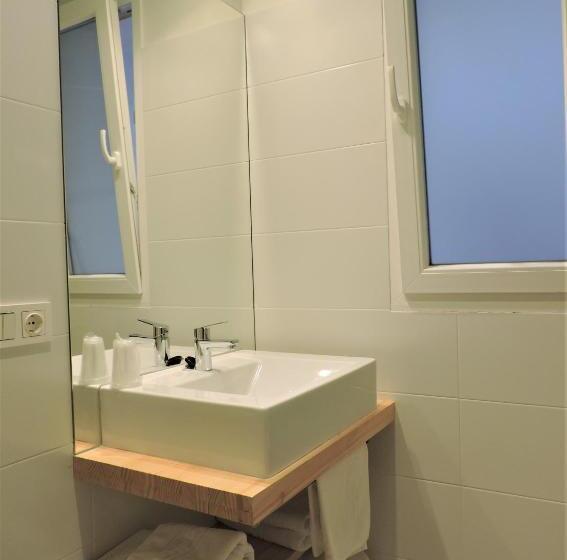 Economy Triple Room, Jacobeo