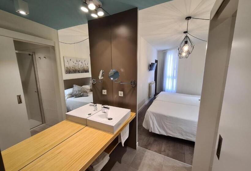 Economy Triple Room, Jacobeo