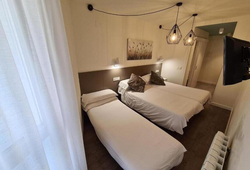 Economy Triple Room, Jacobeo