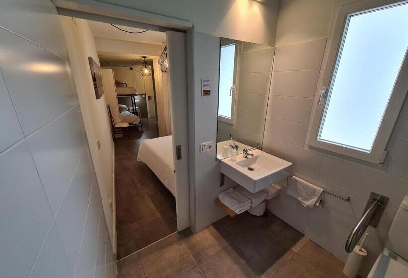 Economy Triple Room, Jacobeo