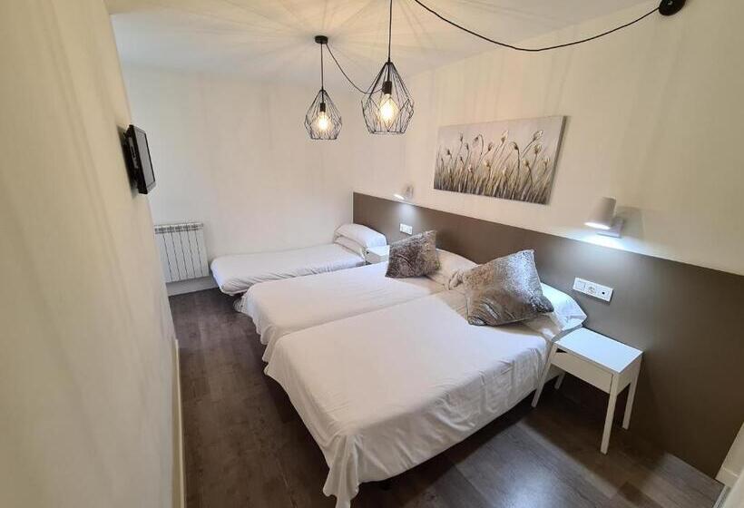 Economy Triple Room, Jacobeo