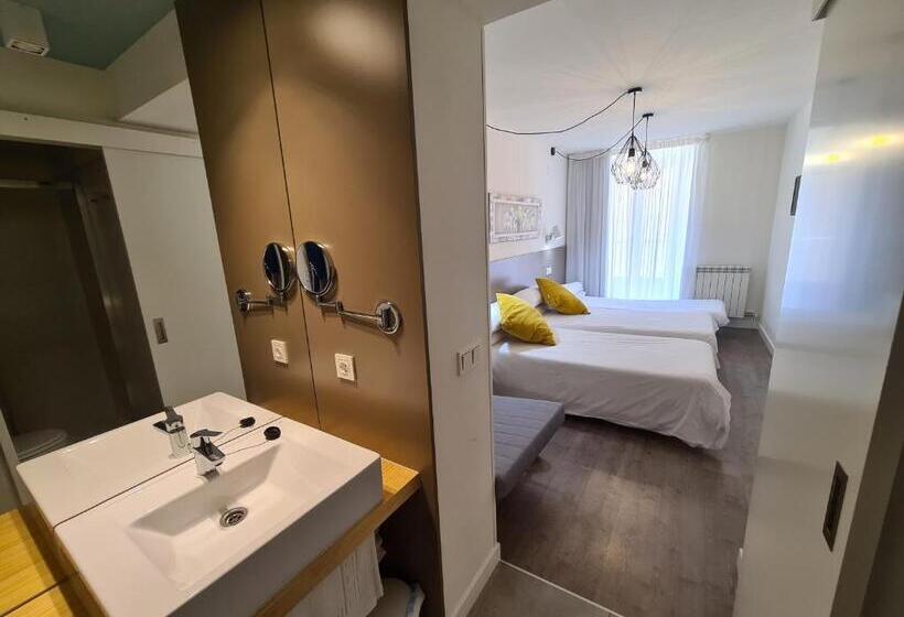 Economy Triple Room, Jacobeo