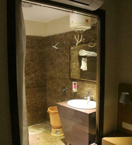 Номер Клуб, Kohinoor Palace