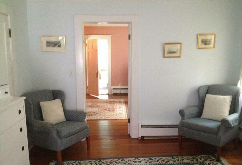 סוויטה עם טרסה, House On Chase Creek