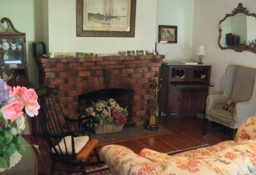 סוויטה עם טרסה, House On Chase Creek