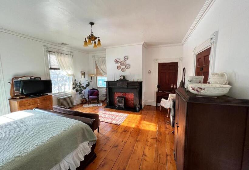 キングサイズベッドのデラックススイート, The Borland House Inn