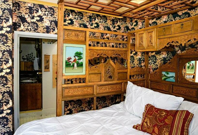 جناح ديلوكس, Bisbee Grand