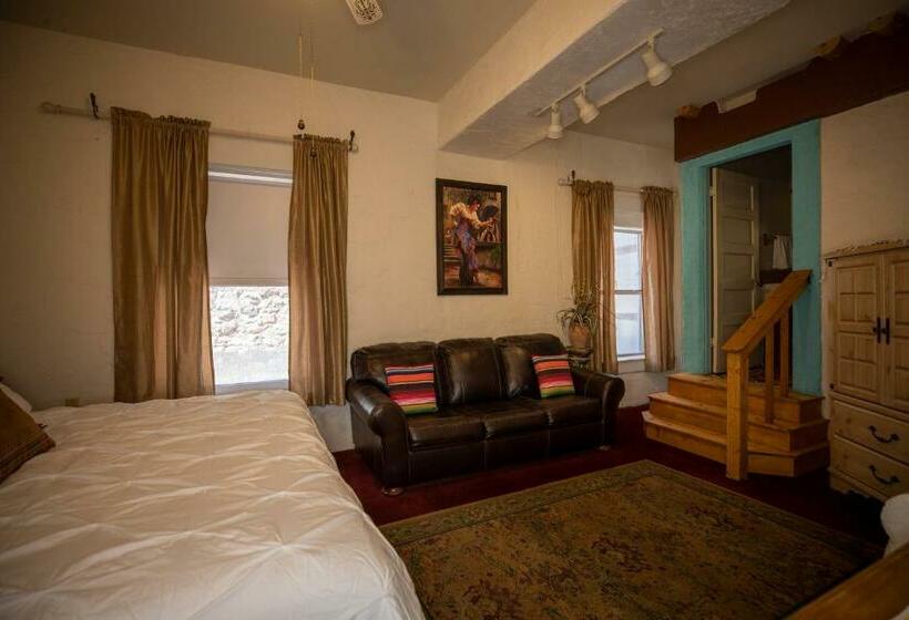 جناح جونيور, Bisbee Grand