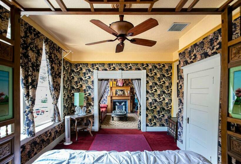 جناح ديلوكس, Bisbee Grand