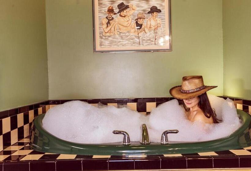 جناح ديلوكس, Bisbee Grand