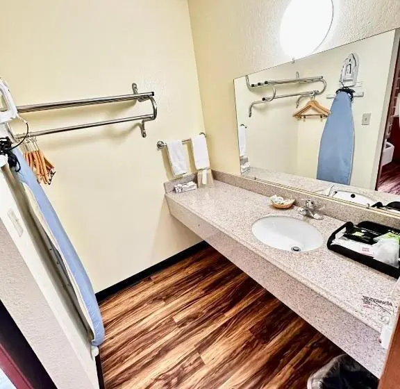 Standard-huone King-vuode, Regency Inn Iola