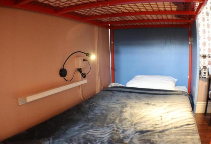 سرير فى غرفة مشتركة مزودة بحمام مشترك, Orange Village Hostel