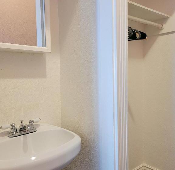 سرير فى غرفة مشتركة مزودة بحمام مشترك, Orange Village Hostel