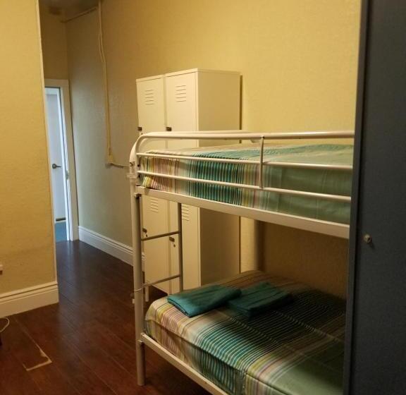 سرير فى غرفة مشتركة مزودة بحمام مشترك, Orange Village Hostel