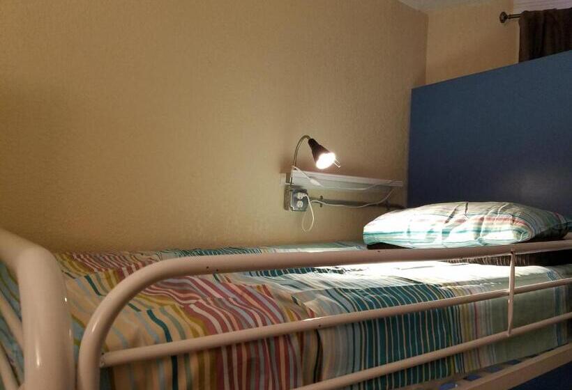 공용 욕실 구비 공동 객실 내의 침대, Orange Village Hostel