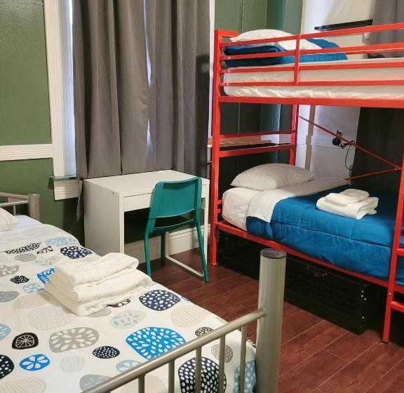 스탠다드 트리픔 룸 공동욕실, Orange Village Hostel
