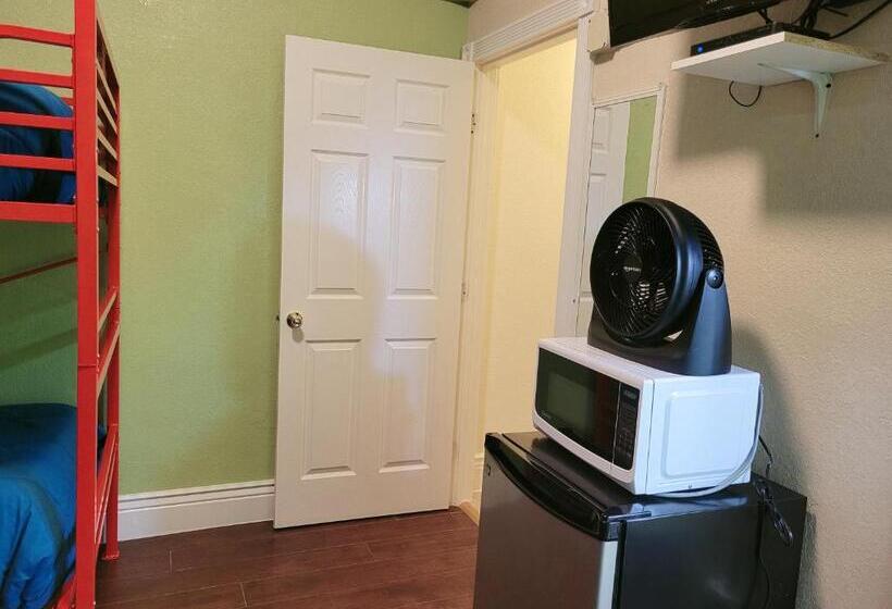 غرفة قياسية ثلاثية, Orange Village Hostel