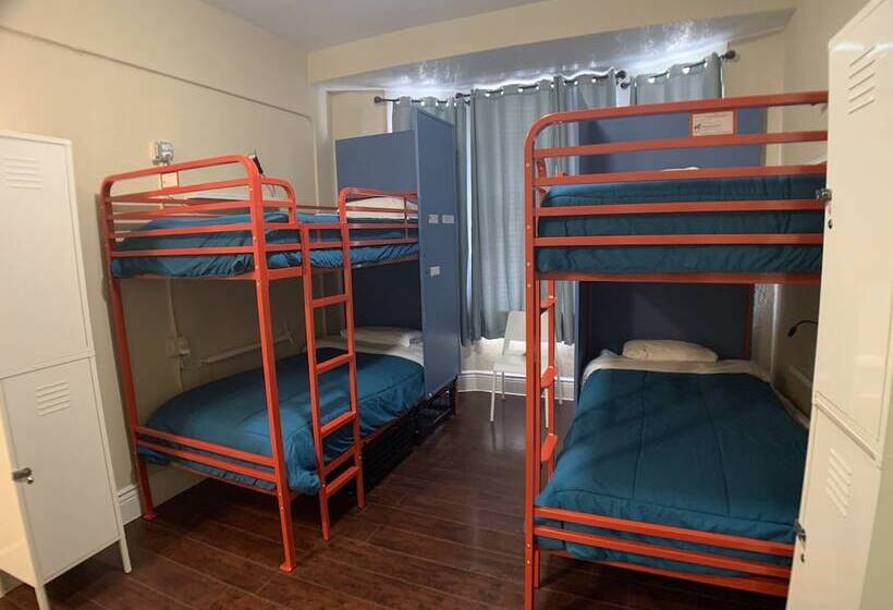 سرير فى غرفة مشتركة مزودة بحمام مشترك, Orange Village Hostel