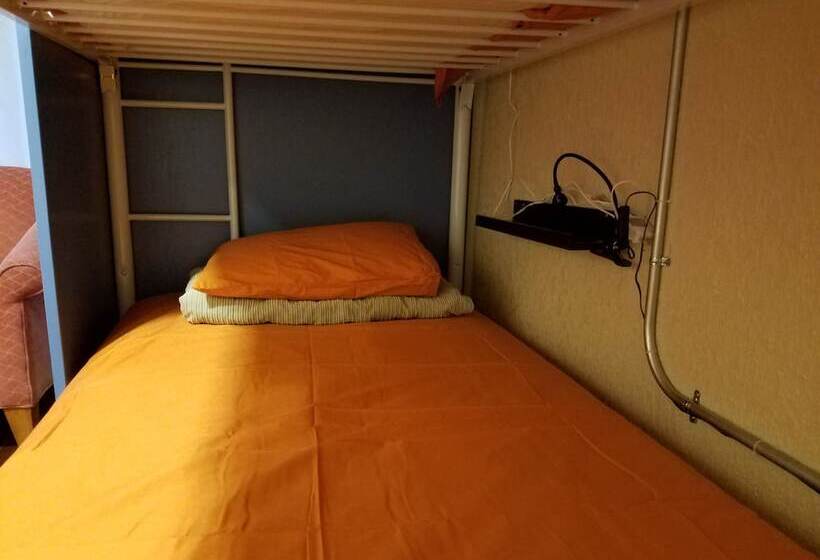 سرير فى غرفة مشتركة مزودة بحمام مشترك, Orange Village Hostel