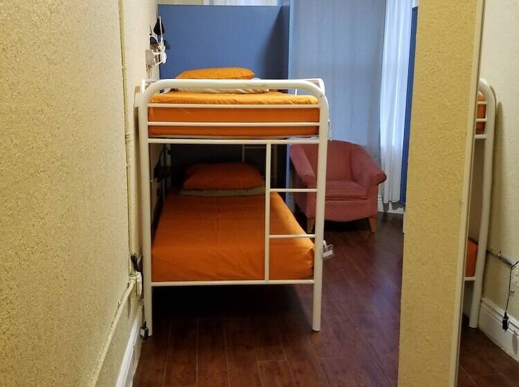 سرير فى غرفة مشتركة مزودة بحمام مشترك, Orange Village Hostel