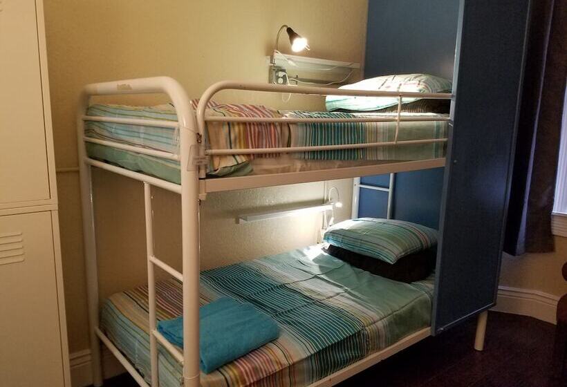 공용 욕실 구비 공동 객실 내의 침대, Orange Village Hostel