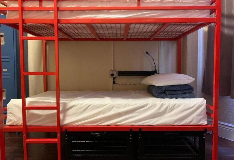 سرير فى غرفة مشتركة مزودة بحمام مشترك, Orange Village Hostel