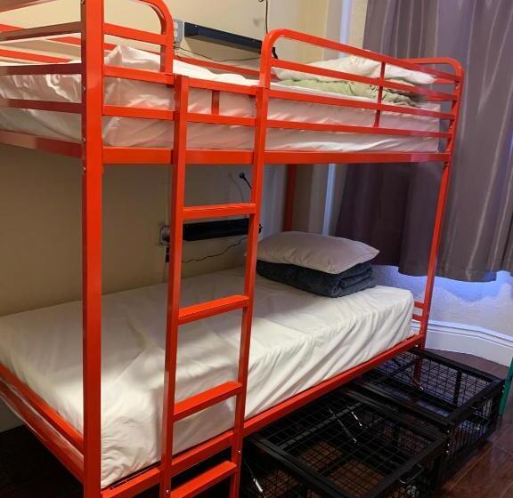 سرير فى غرفة مشتركة مزودة بحمام مشترك, Orange Village Hostel